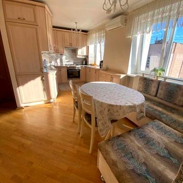 Довгострокова оренда 2к Квартира Братів Дужих (Комарова) вулиця