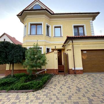 Продается дом площадью 380 м2 на участке 482 м2.