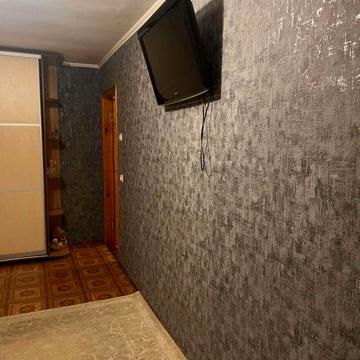 Оренда 2к кв на Виставці.Зарічанська.Укомплектована.10000+кп.