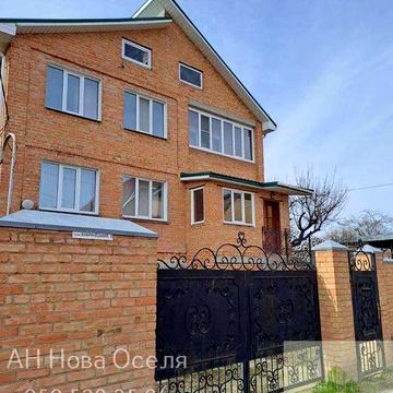 Продам просторий, гарний будинок, р-н вулиці Садової. Без комісії.