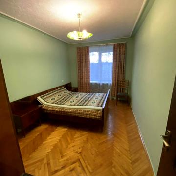 Євгена Патона вул., 32