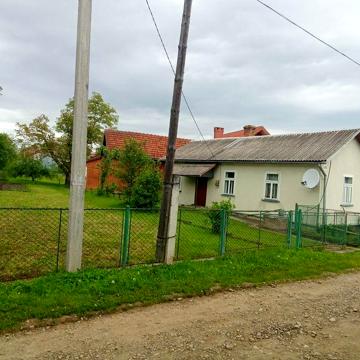 Продам будинок  деревяний з прибудовою до цегляною.
