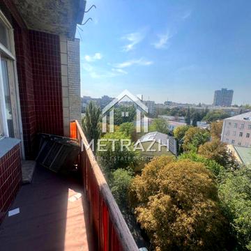 Затишна продаж 2-к квартири Михаила Грушевского 34а