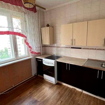 Продам простору 3х кім кв біля метро, вул. Б Гмирі 9а.