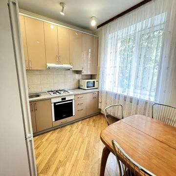 Продам терміново 2х.кв. центр Житомир Сталінка. В звязку із виїздом .