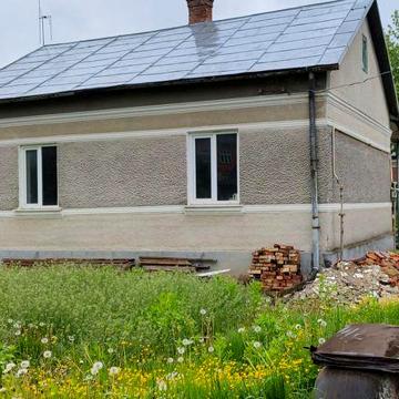Будинок з гаражем і господарськими будівлями