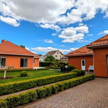 Маєток навпроти готельно-ресторанного комплексу "Софія"!