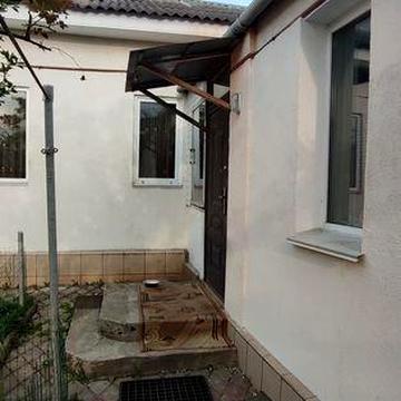 Продам 1/2 будинку в Центрі