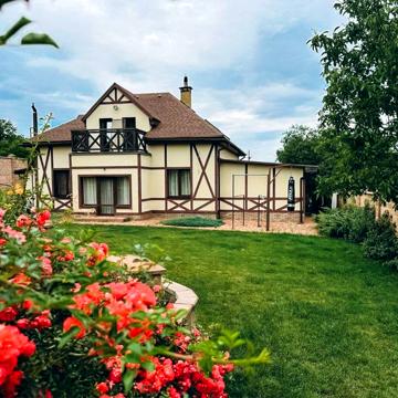 Продаж будинку з ремонтом. Центр. Велика ділянка. Озеро поруч.