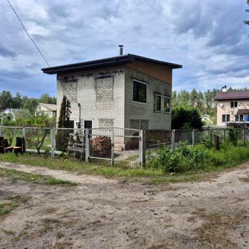 Дачний дом біля лісу