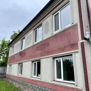 Просторий двоповерховий будинок на погорбі з видом на Дністер