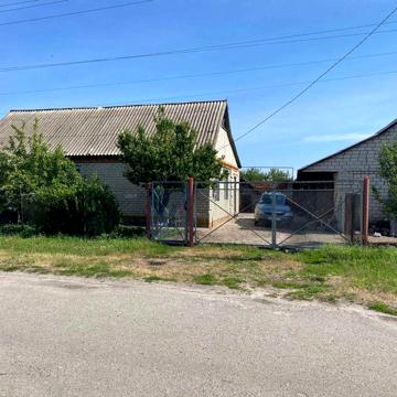 Будинок і земельна ділянка