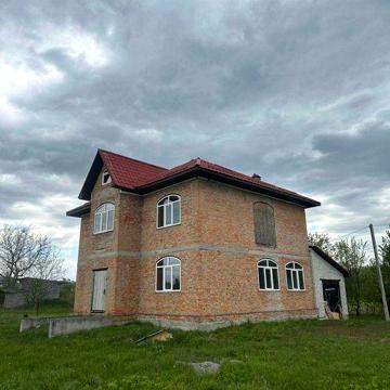 Продаж бдинкy в 15 км від центрy  міста