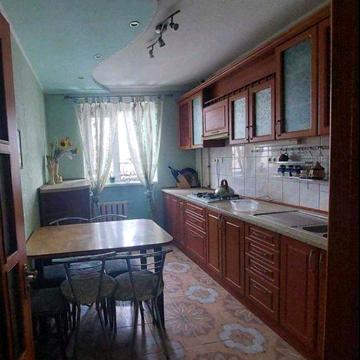 Здається 2х кімнатна квартира . Космонавтів .