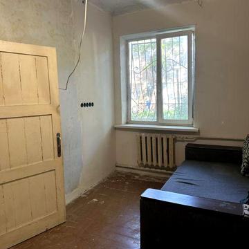 Продам 2-кімнатну квартиру, центр, 1-й поверх, стан ремонту