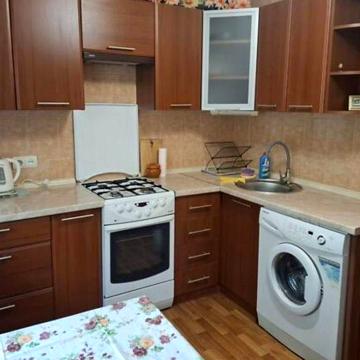Продається 2-кімнатна квартира біля м. Чернігівська.