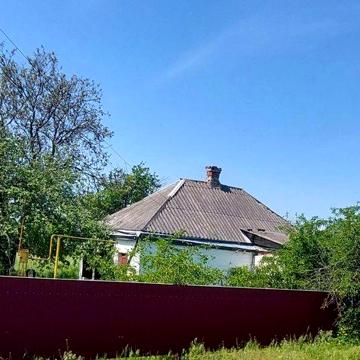 Будинок у місті.