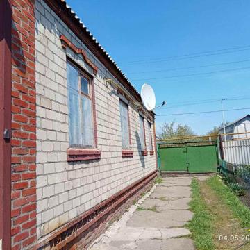Продам.. 1/2 дома в Мерефе район вокзала.