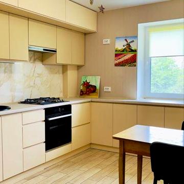Продається трикімнатна квартира, район Червоної гори