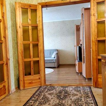 Продаж трикімнатної квартири в центрі міста. Гараж з підвалом.