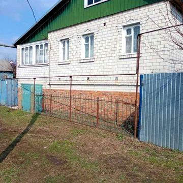 Деревяний будинок зі зручностями.