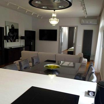 Продам сучасну квартиру 83 м кв. з суперремонтом в ценрі Чернівців.