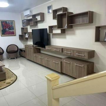 Здається затишний будинок