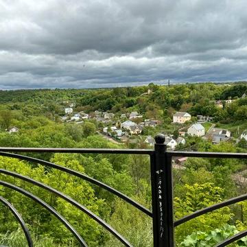 Прдам простору 2 кімнатну  58 кв.мквартиру на ЗАМКОВІЙ ГОРІ.