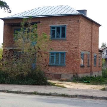 Продам 2-поверховий будинок в Підволочиську. 8 соток. Центральна дорог