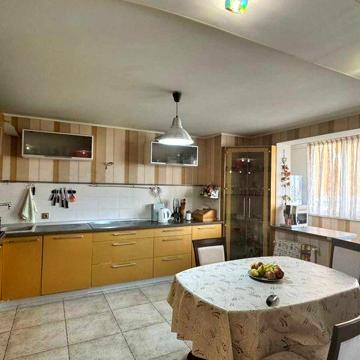 Продам 2 ком. квартиру+ кухня - столова,  ул. Ак. Сахарова