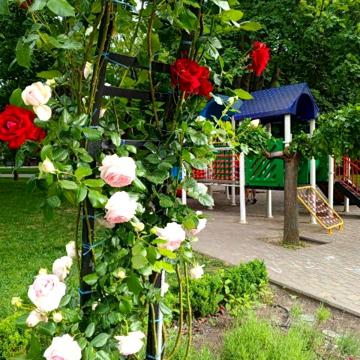 Космонавтів вул., 40