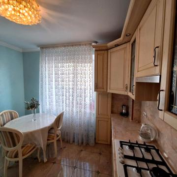 Будівельників вул., 3