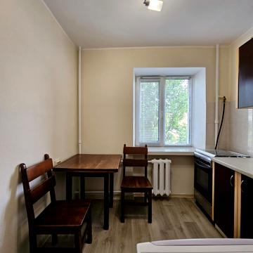 Будівельників вул., 8
