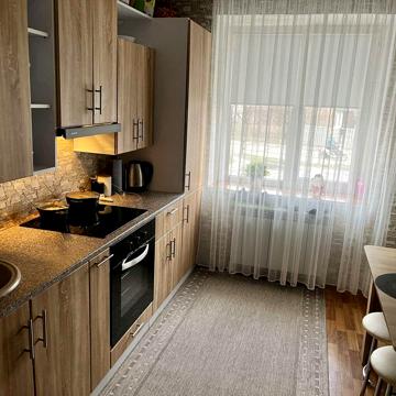 Продам квартиру в центрі смт Рокитне
