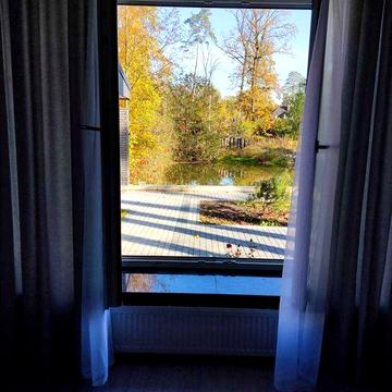 Будинок з озером на подвірї. Парк поруч