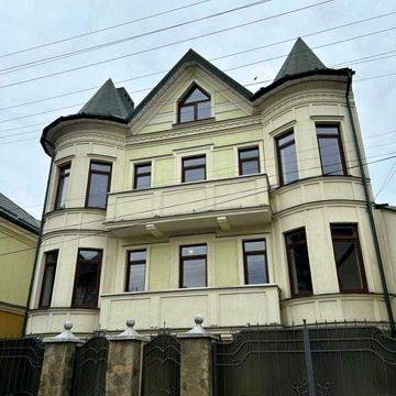 Продаж 3-поверхового клбуного будинку в центрі. Вул республіканська.