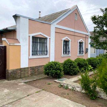 Добротний будинок в районі 4 школи