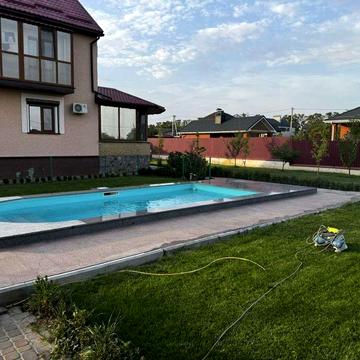 Елітний двоповерховий будинок з басейном та сонячними панелями