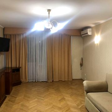 Валерія Лобановського просп. (Червонозоряний), 18