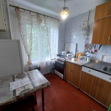 Центр. Двокімнатна квартира в районі 38 школи.