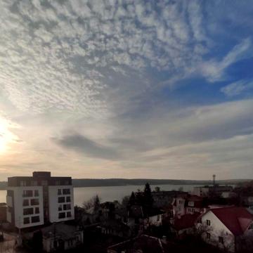 Затишна квартира з видом на озеро в новобудові на Новому Світі