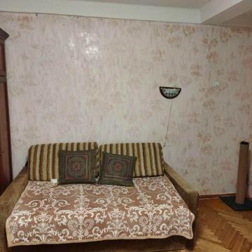 Дніпроводська вул., 3