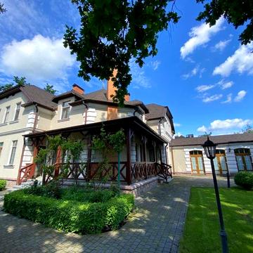 Пропонується в оренду просторий двоповерховий будинок