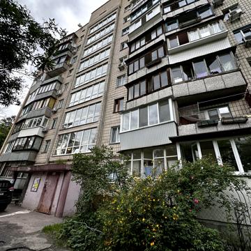 Дніпроводська вул., 3