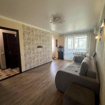 Продам 3 кімнатну квартиру з ремонтом ,меблями та  гаражем поруч  .