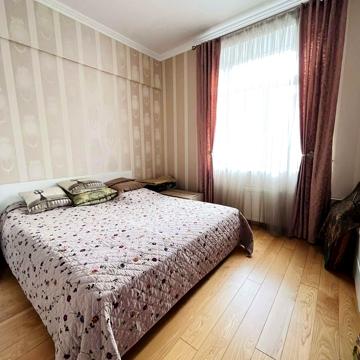 Будівельників вул., 30