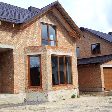 ПРОДАЄТЬСЯ новий 3-К будинок з червоної цегли: комфорт та надійність