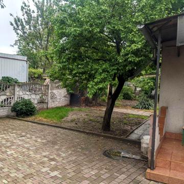 Продається будинок з гаражем.