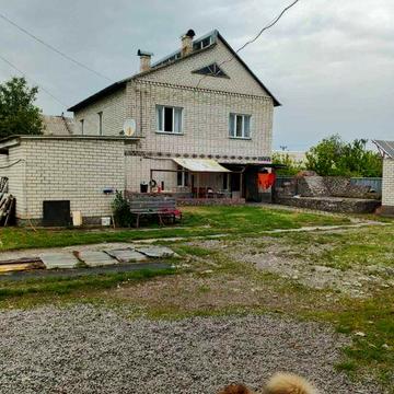 Цегляний двоповерховий будинок з промисловим приміщенням