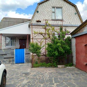 У продажі два гарних будинки в одному дворі